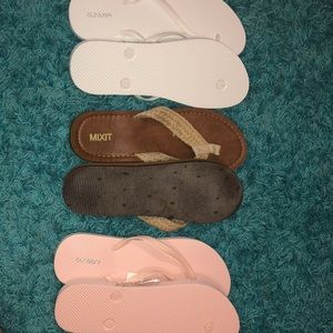 3 pairs of never worn flip flops